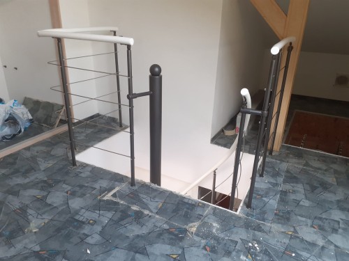 Kovové zábradlí na točité schody BARDA model AGA 04